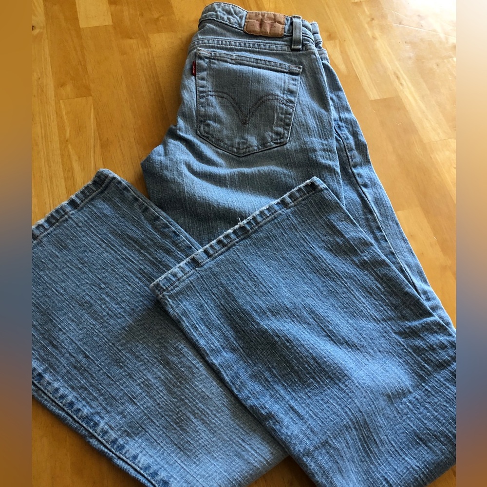Levi’s super low flare 525 jeans. Size 5M. ❣️